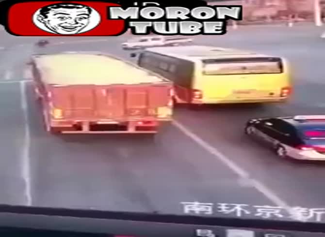 Video :China - this unfortunate person just murdered himself, no question about it (Public Averti)